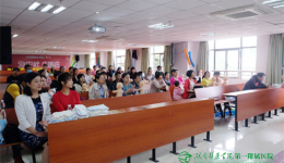 婴儿抚触，爱在指尖传递 ——我院孕妇学?？埂坝星?庆国庆”活动