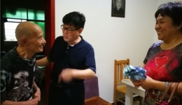 医院党委走访慰问老党员、困难党员