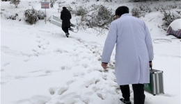 我院医务人员涉雪爬山救治九旬老人