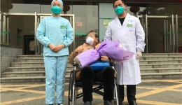 喜讯！湖南第一例危重型治愈患者在我医出院