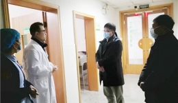 学校副校长李峰一线督查疫情防控工作 看望慰问坚守岗位的一线工作者