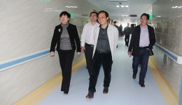 市卫生局闻继霞局长调研我院内科医技楼建设项目