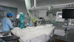 马蜂飞来生横祸   中年男子险送命湖医附一医院就诊一马蜂蜇伤的病人