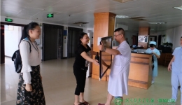 精心救治车祸少女，母女感激送敬匾——患者为我院显微外科送敬匾表感激