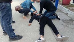 少年突发心脏骤停 我院医生跪地心肺复苏救人