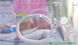 早产儿宝宝过“六一”：妈妈，抱抱