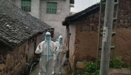 支援张家界日记｜冒雨上门核酸采样，一个都不能少！