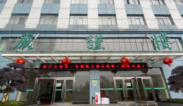 我院领导慰问春节期间坚守岗位的医务工作者