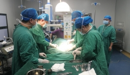 我院成功为出生仅38小时的新生儿完成胃穿孔修补术