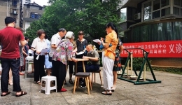 湖医附一专家走进社区进行健康咨询 （图片报道）