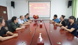 医院举办退休职工欢送仪式