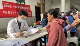 专家进社区送健康 筑牢群众“心”防线